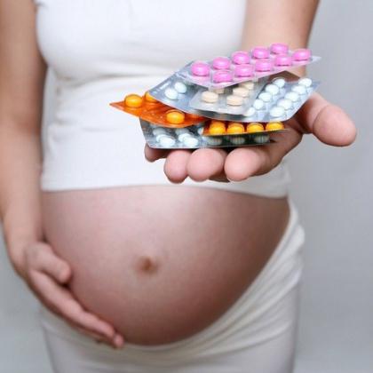 Беременная с таблетками