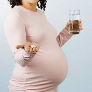 Беременная пьет таблетки