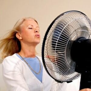 Женщина перед вентилятором