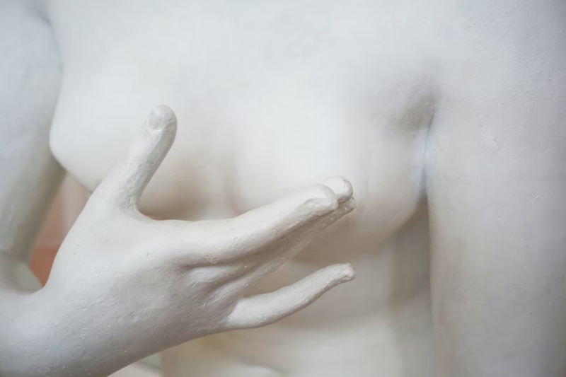 скульптура обнаженной женщины