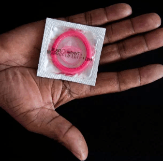 Презерватив в руке