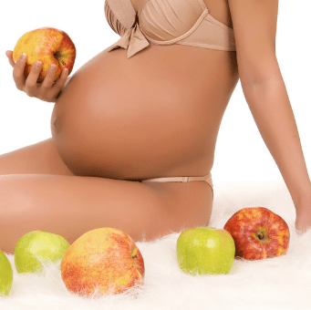 Беременная девушка и фрукты