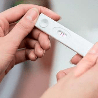 Тест на беременность в руках